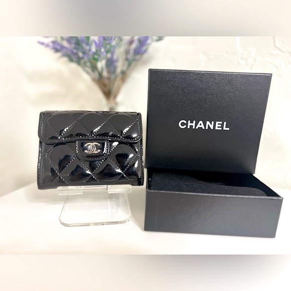 EUC Chanel Compact Wallet in Black Quiled Patent Leather with Silver CC logo - Picture 9 of 11